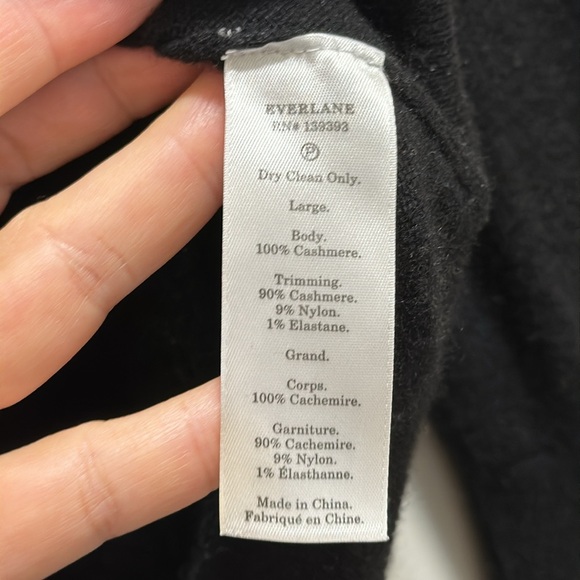 Everlane Women’s The Classic V in Cashmere - Picture 6 of 11